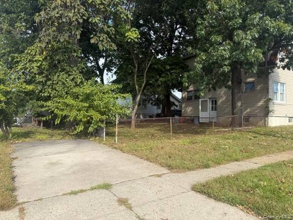 186 Rockaway Pkwy, Valley Stream, NY 11580