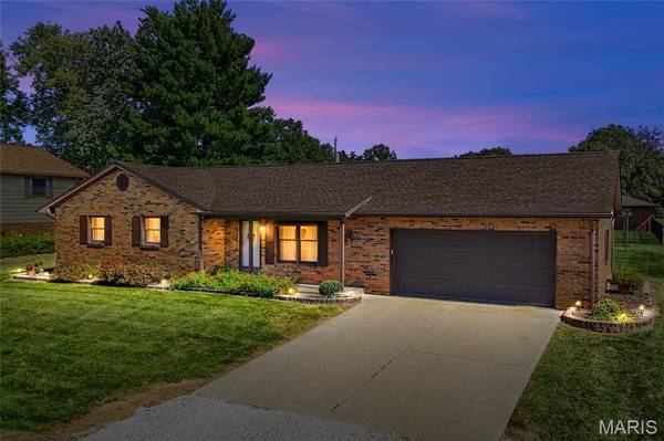 2 Carol DR, Waterloo, IL 62298