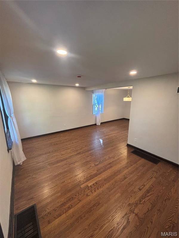 8616 Belhaven DR, St John, MO 63114