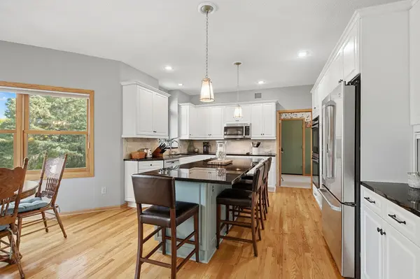 1533 Wexford CT, Eagan, MN 55122