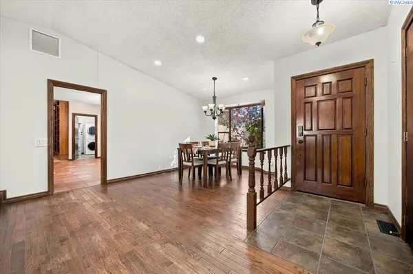 2047 George Washington Way, Richland, WA 99354