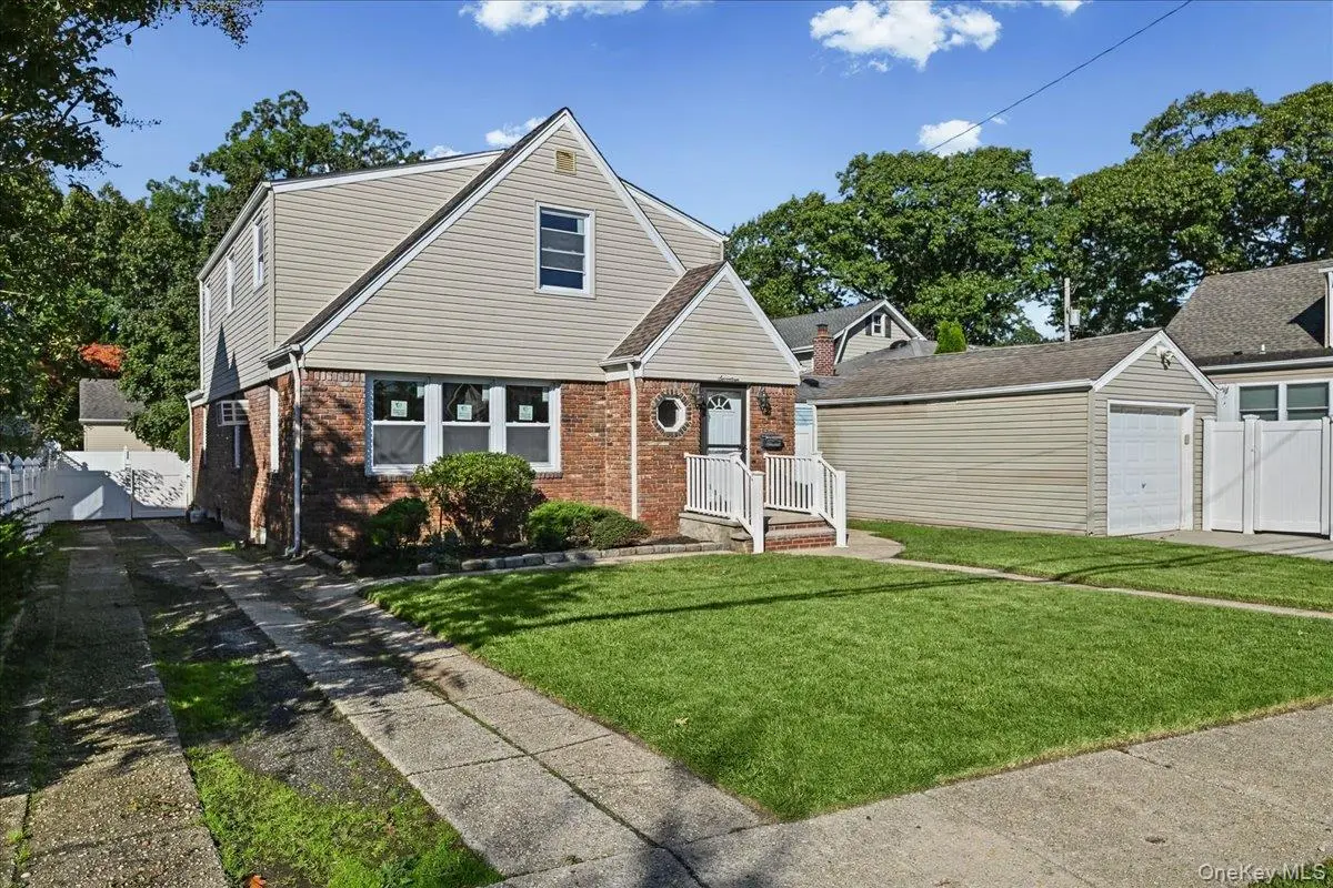 17 President ST, Lynbrook, NY 11563