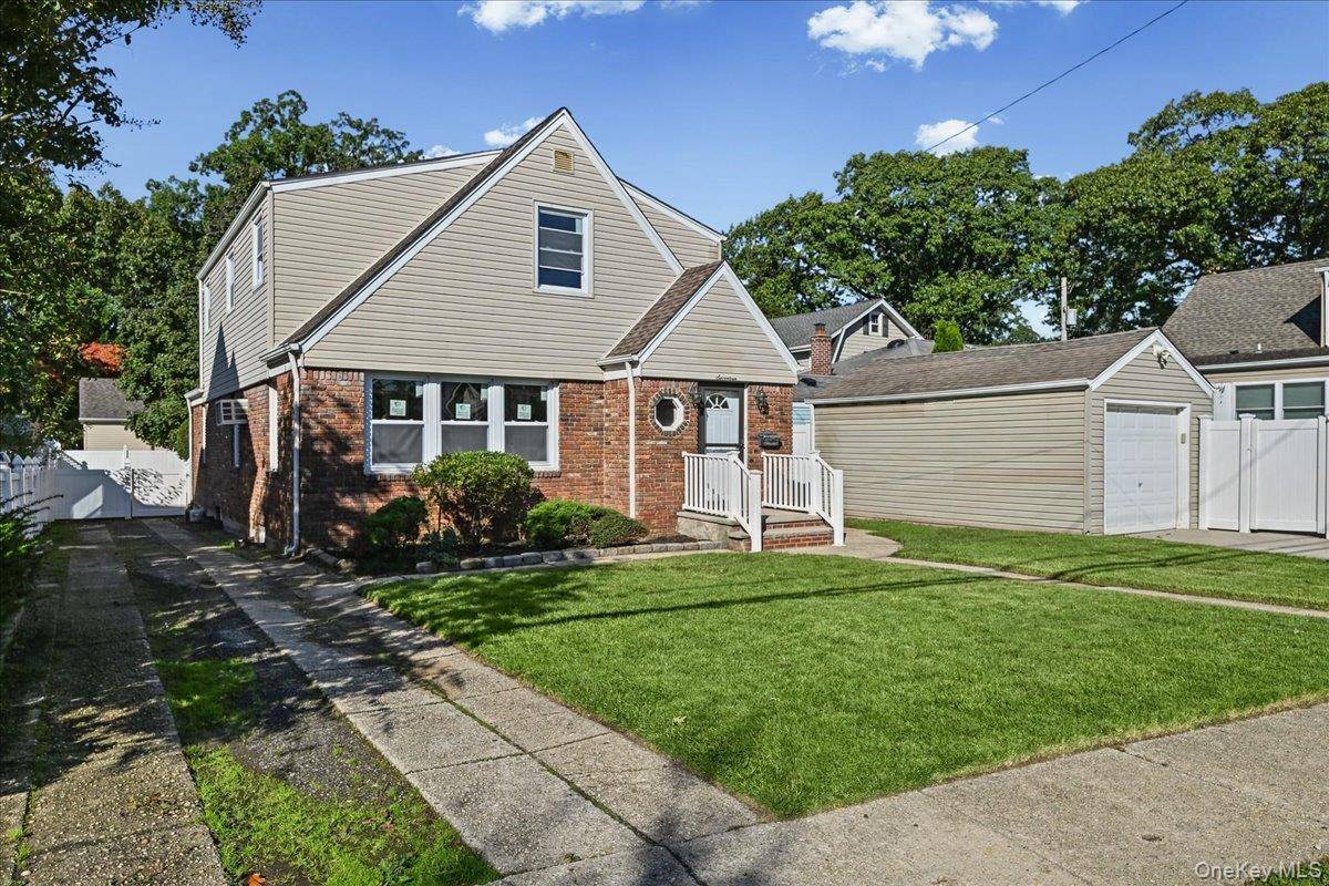 17 President ST, Lynbrook, NY 11563