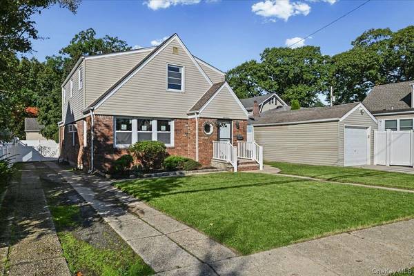 17 President ST, Lynbrook, NY 11563