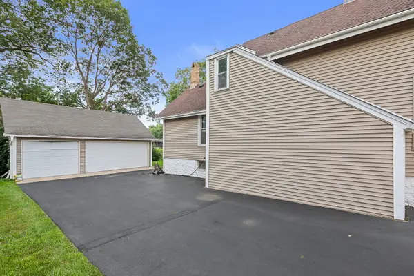 20 Division ST, Algonquin, IL 60102