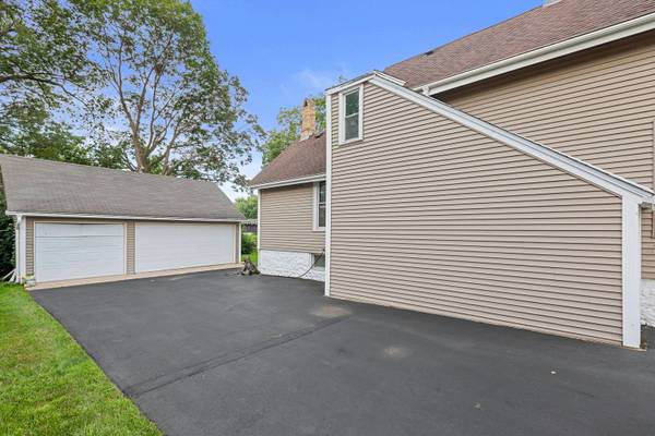 20 Division ST, Algonquin, IL 60102