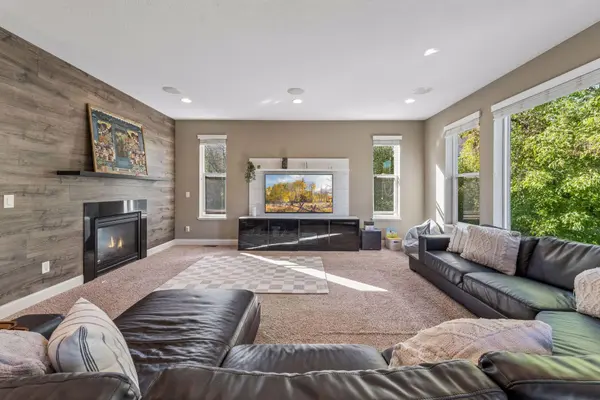 1078 Rosemary CIR, Chaska, MN 55318