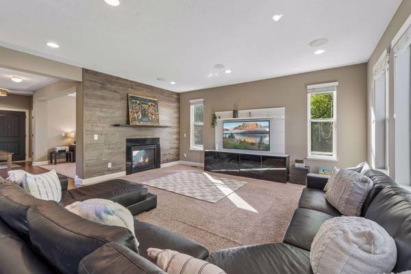 1078 Rosemary CIR, Chaska, MN 55318