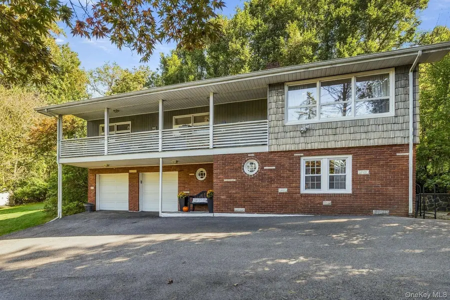 33 Virginia LN, Thornwood, NY 10594