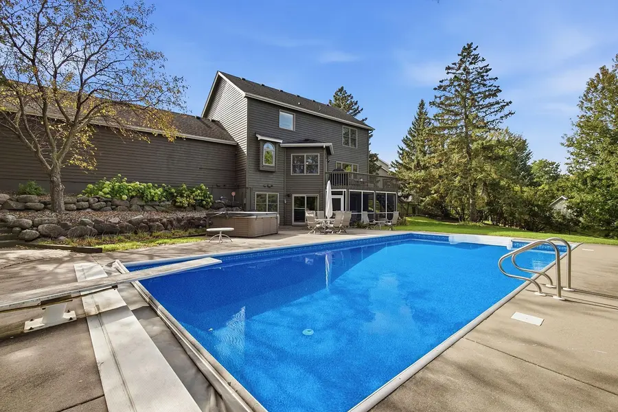 1533 Wexford CT, Eagan, MN 55122