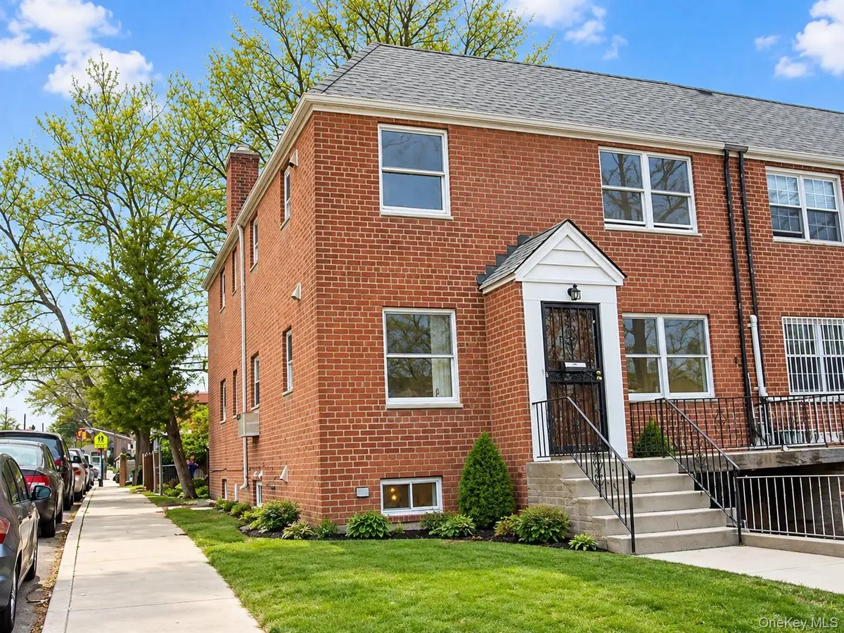 6728 Utopia Pkwy, Fresh Meadows, NY 11365