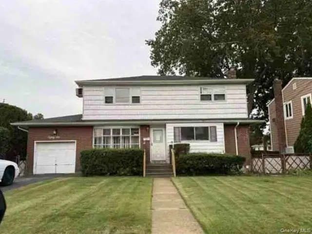 86 Manhattan AVE, West Babylon, NY 11704