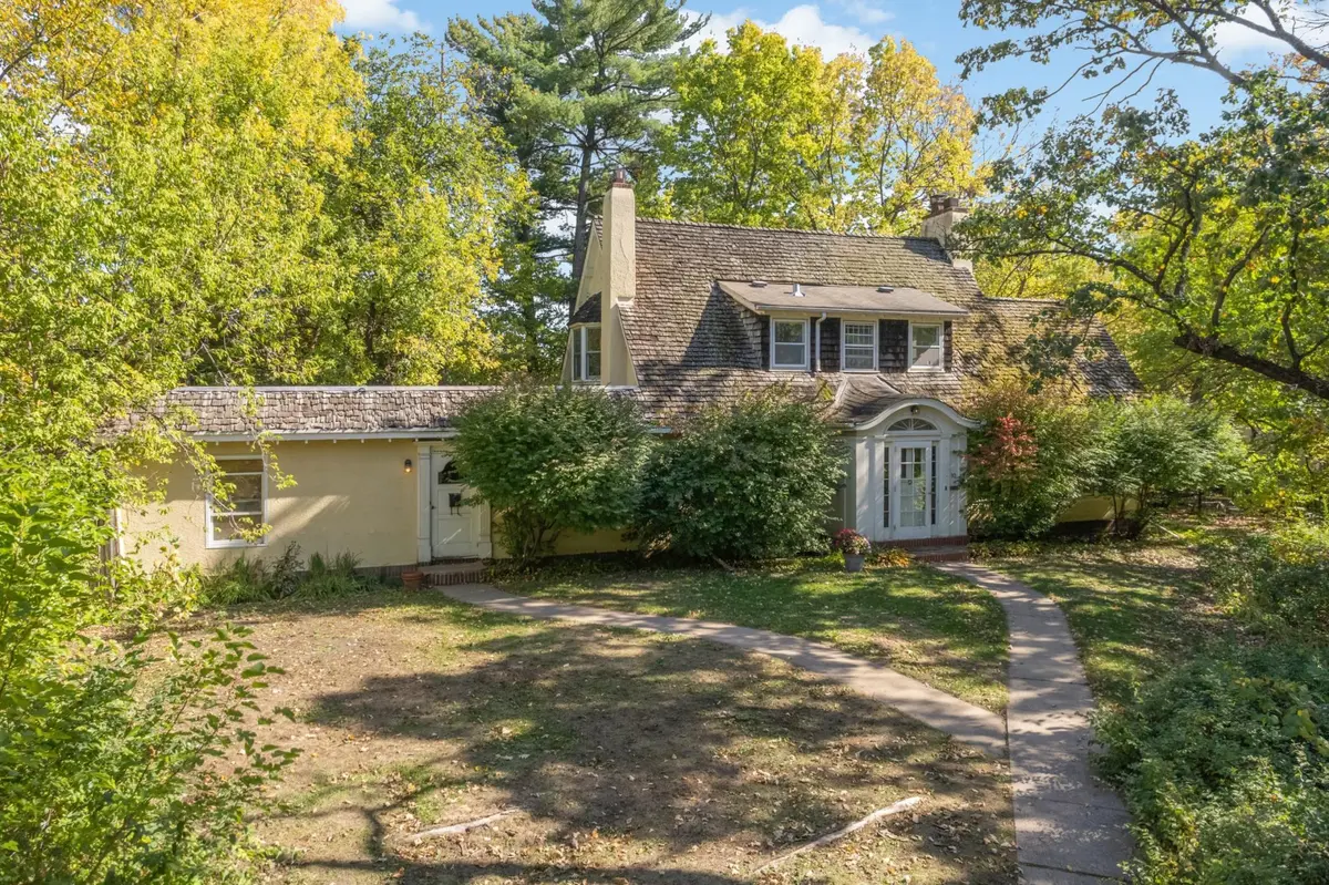 10 Benhill Road, Saint Paul, MN 55105