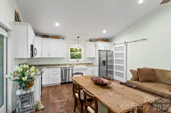 400 Laurel DR, Saluda, NC 28773