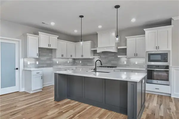 6010 Apache DR, Shawnee, KS 66226