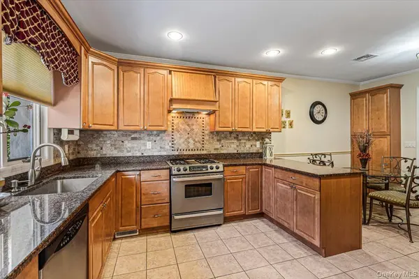 22 Clover AVE, Floral Park, NY 11001