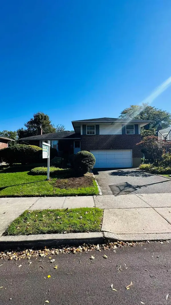52 Winthrop RD, Plainview, NY 11803