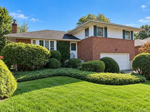 52 Winthrop RD, Plainview, NY 11803