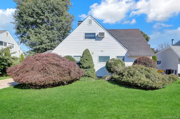53 Spindle RD, Hicksville, NY 11801
