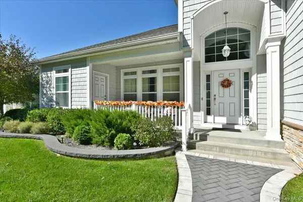 48 Wildflower DR, Ridge, NY 11961
