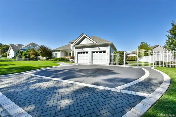48 Wildflower DR, Ridge, NY 11961