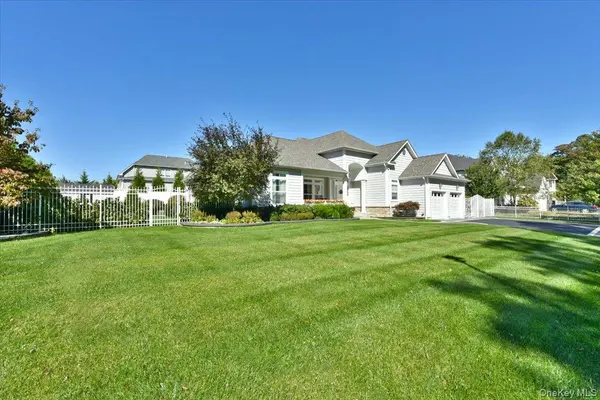 48 Wildflower DR, Ridge, NY 11961