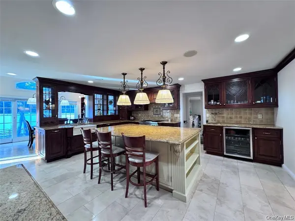 35 Moss LN, Jericho, NY 11753