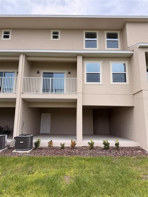 915 LAKEFRONT VILLAGE DR, Clermont, FL 34711