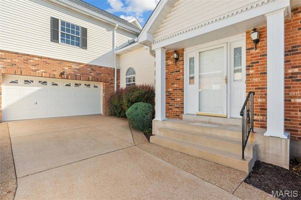 7463 Woodlawn Colonial LN, St Louis, MO 63119