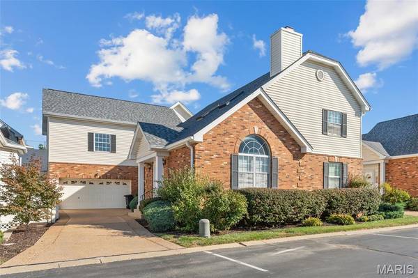 7463 Woodlawn Colonial LN, St Louis, MO 63119