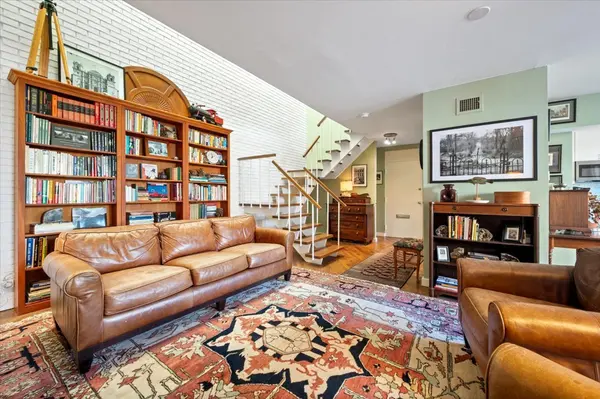 68 W Schiller ST, Chicago, IL 60610