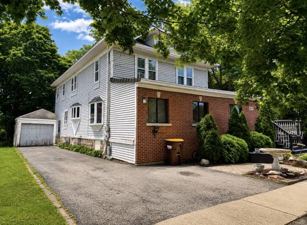 817 Blakely ST, Woodstock, IL 60098