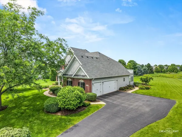 40W850 Stonecrest DR, Elgin, IL 60124