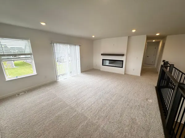 1907 Dogwood CT, Carver, MN 55315