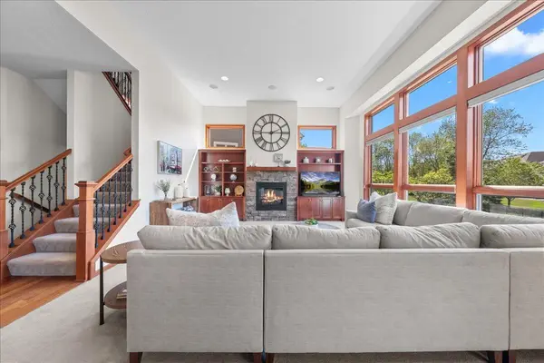 1618 Headwaters LN, Woodbury, MN 55129