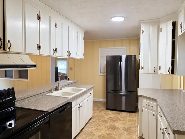 300 Edgewater Dr, Winchester, TN 37398