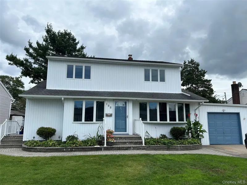 198 Dartmouth DR, Hicksville, NY 11801