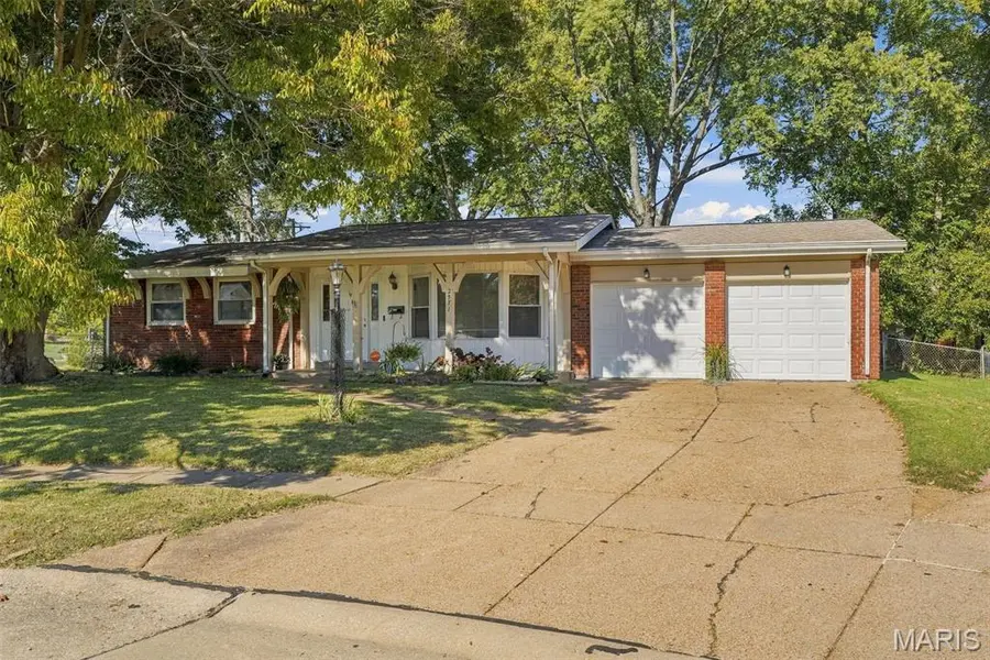 2571 Rhapsody LN, Florissant, MO 63031