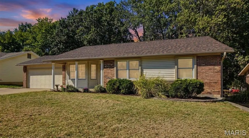 1607 Treetop DR, St Charles, MO 63303