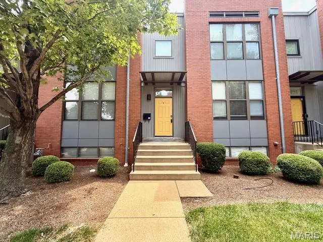 4153 McPherson AVE, St Louis, MO 63108