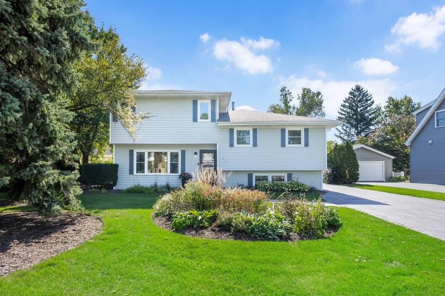 217 Holly AVE, Darien, IL 60561