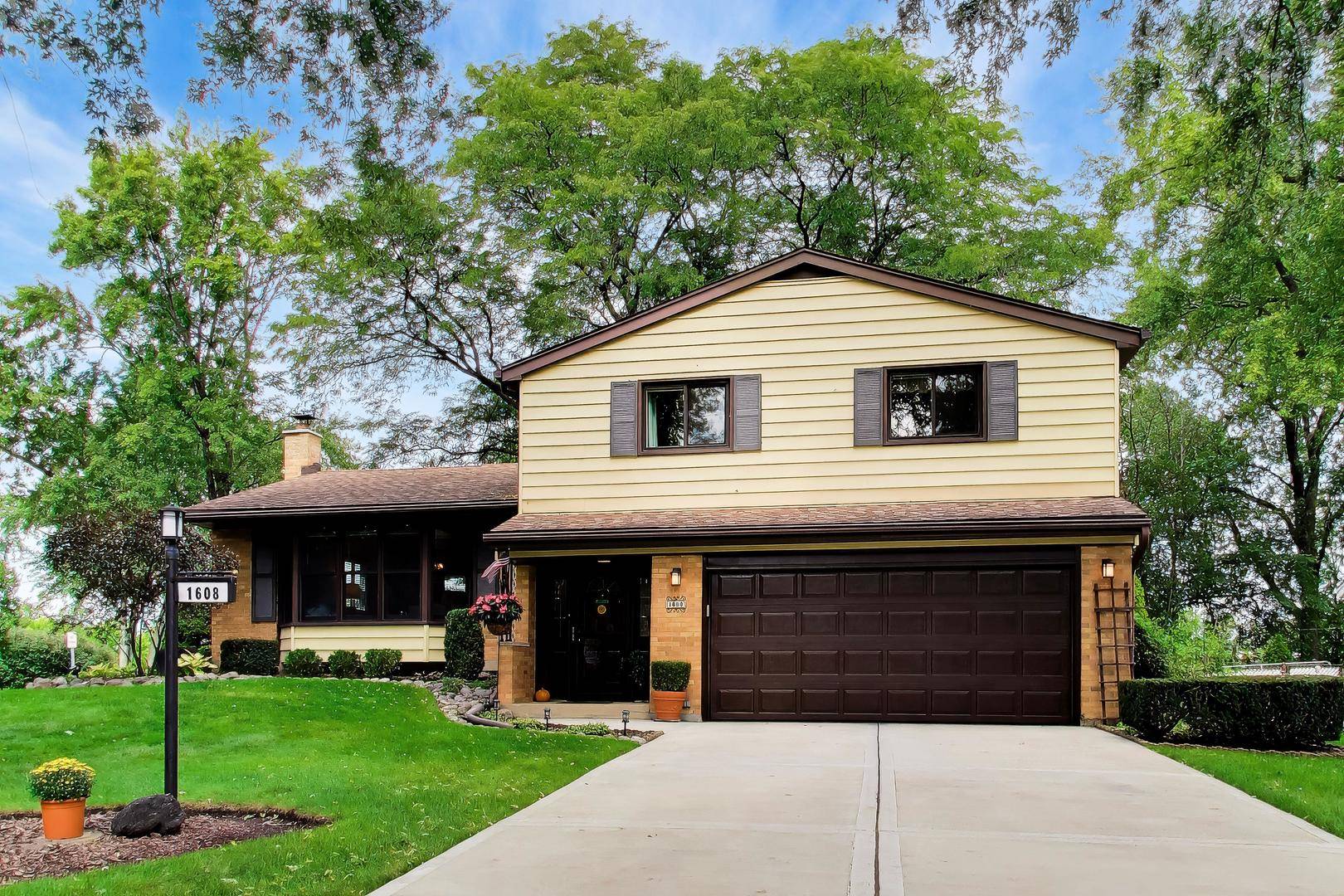 1608 E Jonquil TER, Arlington Heights, IL 60004