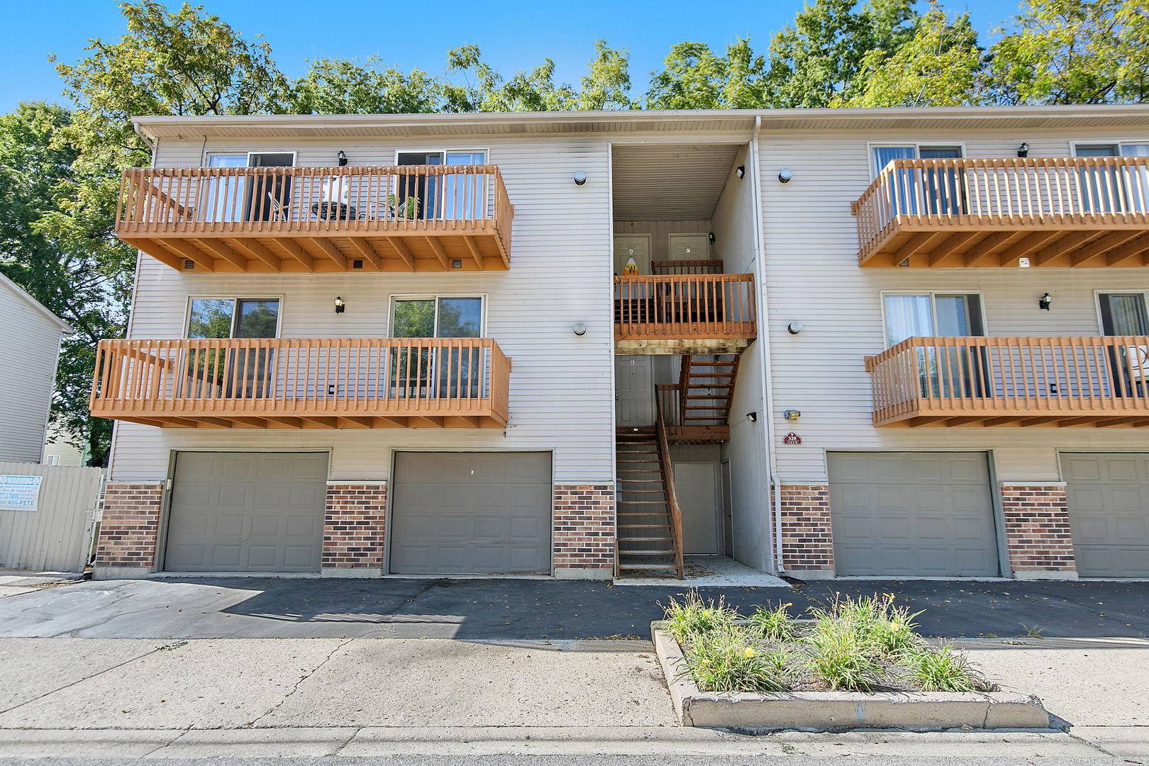 320 Woodridge CIR #B, South Elgin, IL 60177