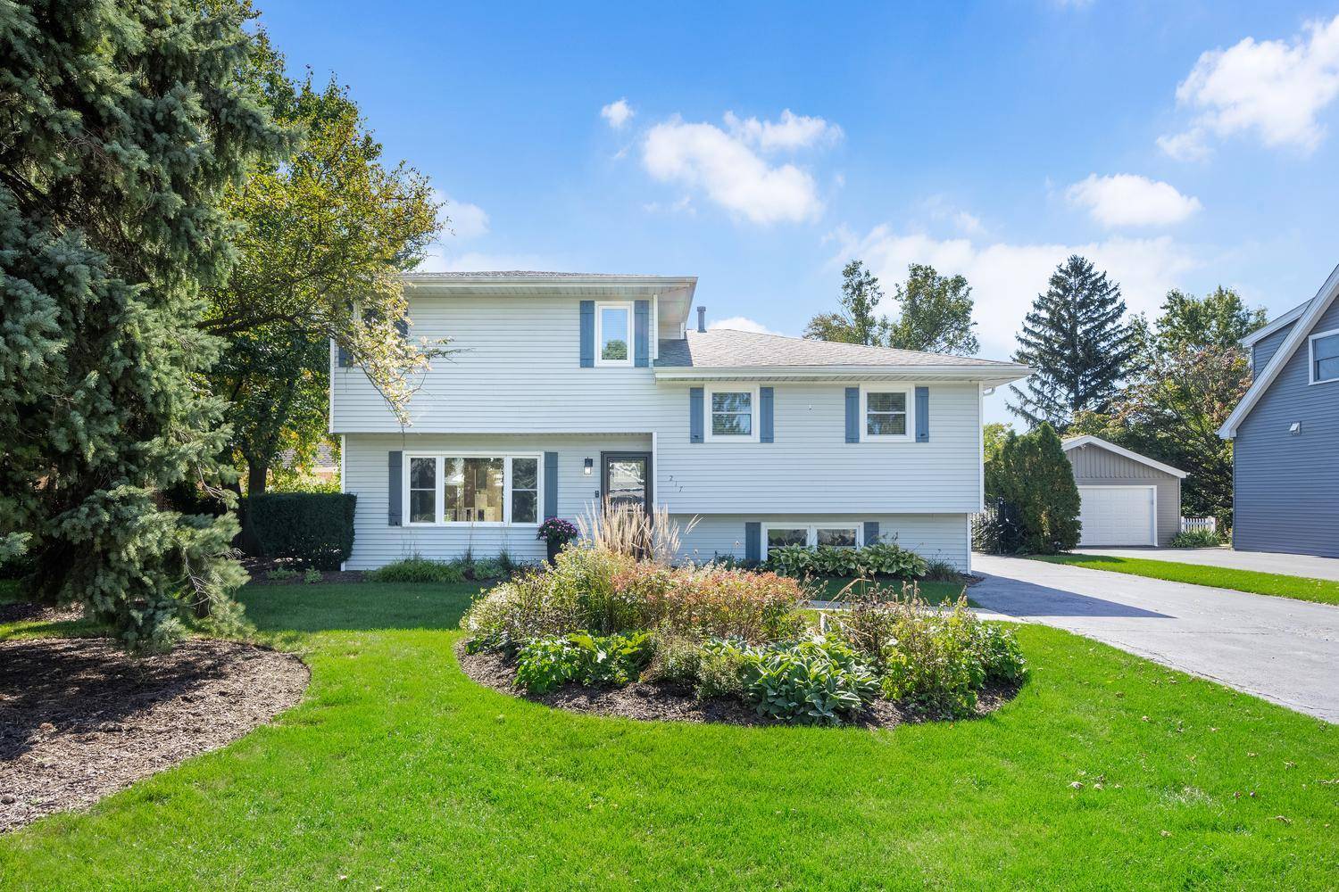 217 Holly AVE, Darien, IL 60561