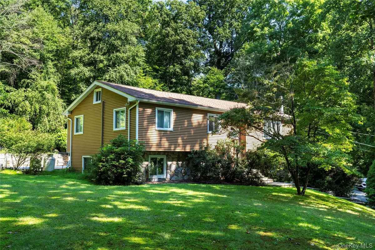 137 W Shore DR, Putnam Valley, NY 10579