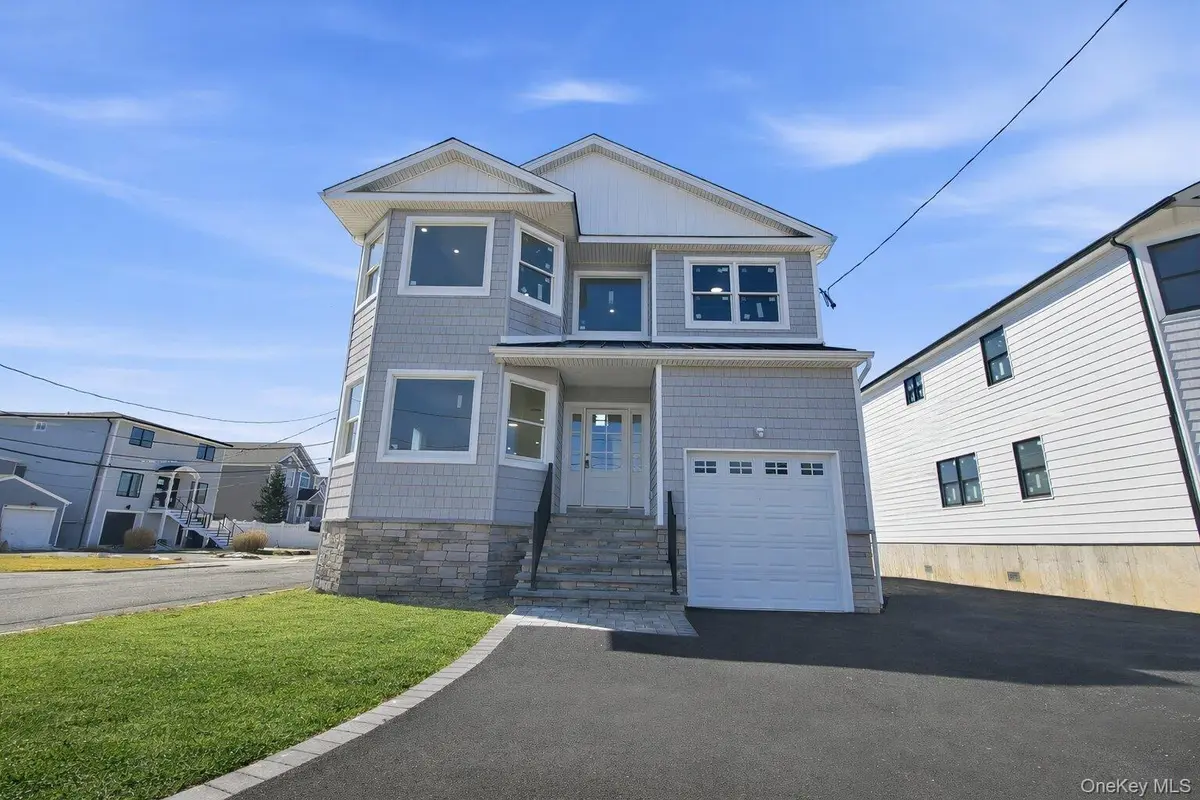 101 Clocks BLVD, Massapequa, NY 11758
