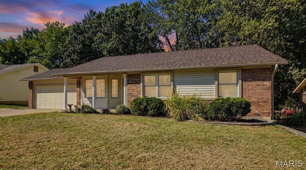 1607 Treetop DR, St Charles, MO 63303