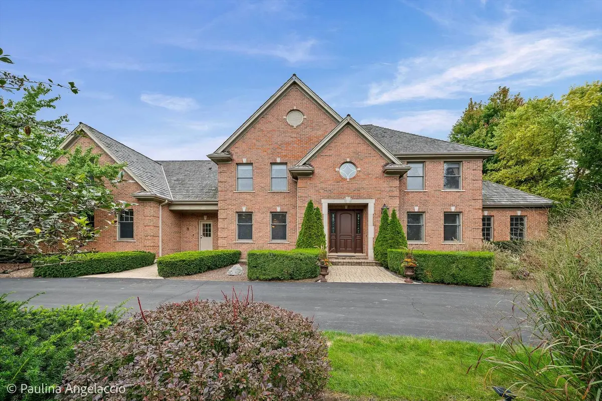 2 Marbury LN, Barrington Hills, IL 60010