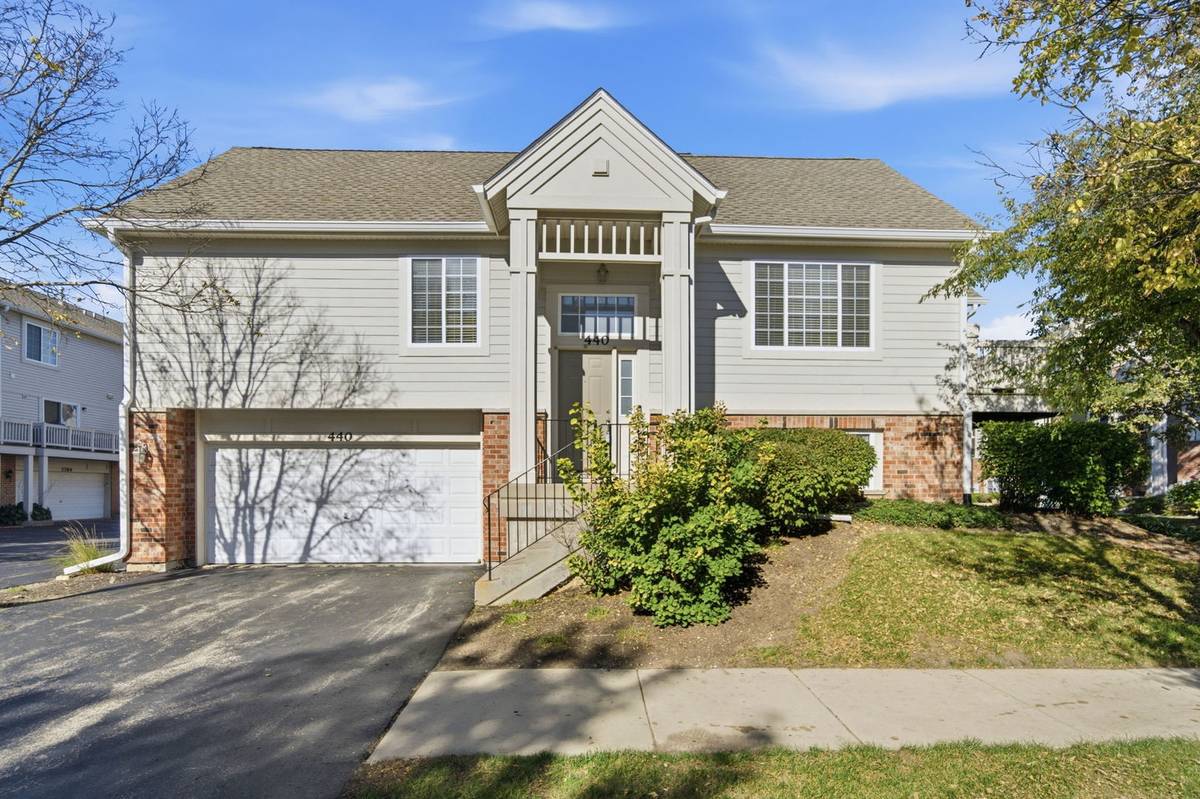 440 Churchill DR, Elgin, IL 60124