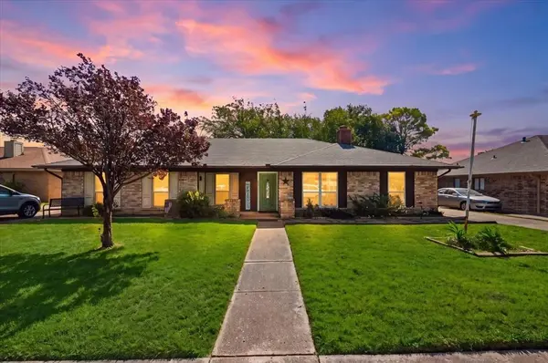 814 Rock Creek Drive, Euless, TX 76039